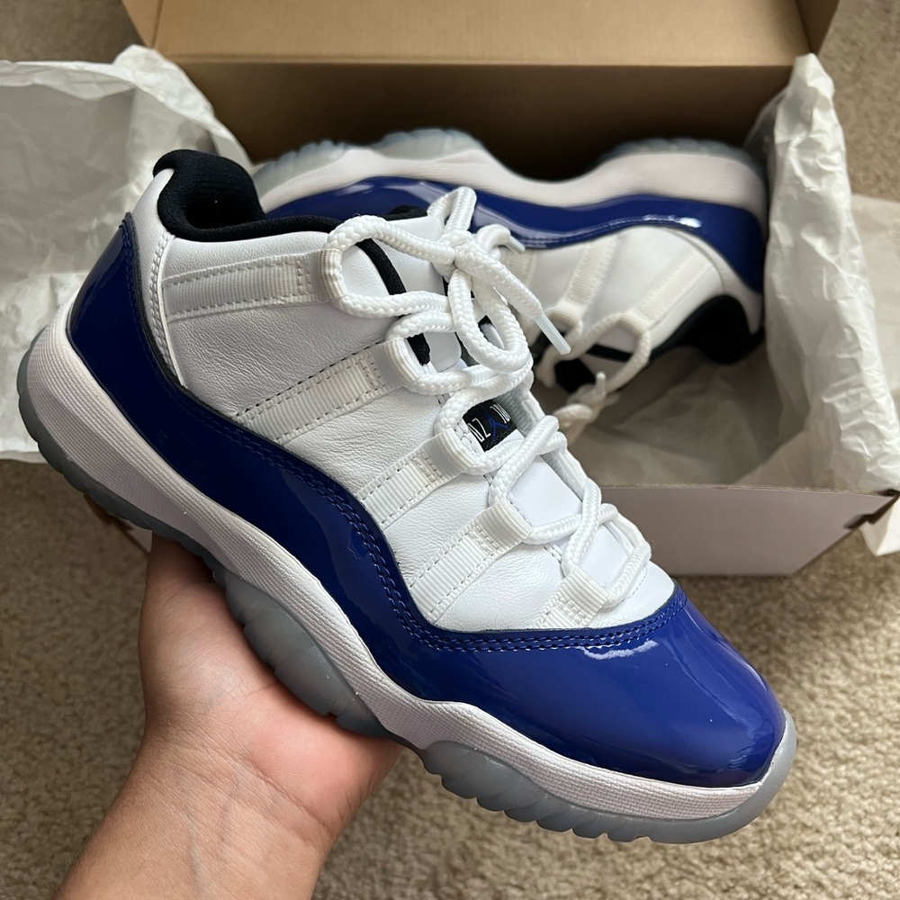 Jordan 11 low white concord sketch 7W
